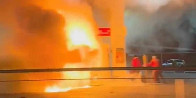 Akaryakıt istasyonuna dalan otomobil alev topuna döndü! Facianın eşiğinden dönüldü