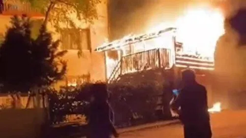 Alevler evin önündeki garajı sardı