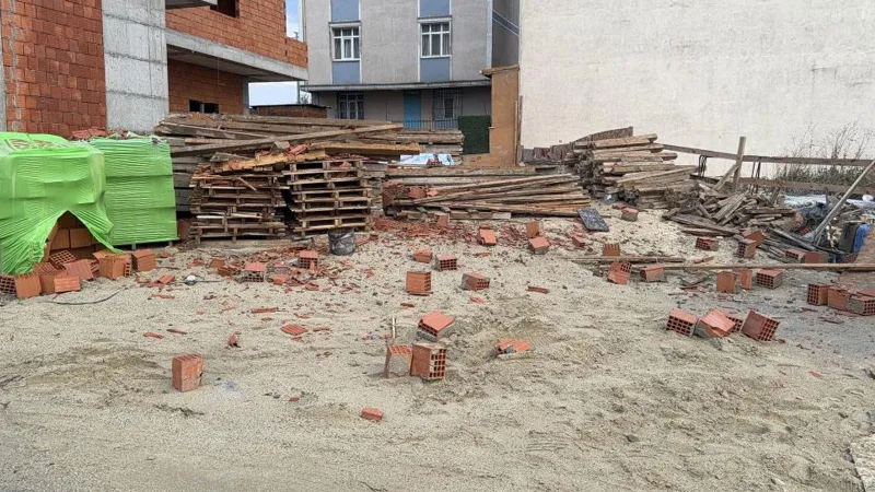 Arnavutköy’de şiddetli rüzgar çatı uçurdu!