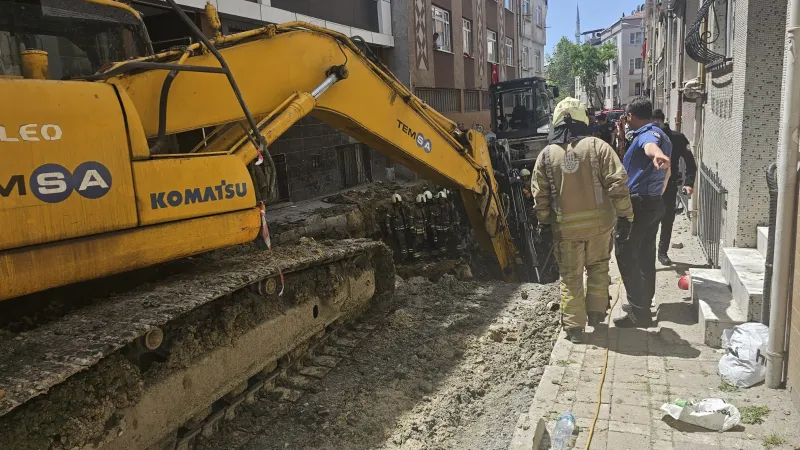 Bayrampaşa'da yol çöktü! 1 kişi mahsur