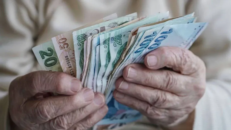 BirGün yazarı Çelik'ten "4 çalışan 1 emekliyi idare etsin" sistemine eleştiri: Bir sosyal güvenlik safsatası!