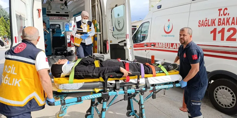 Bursa’da otomobil motosiklete çarptı: Biri çocuk 3 yaralı