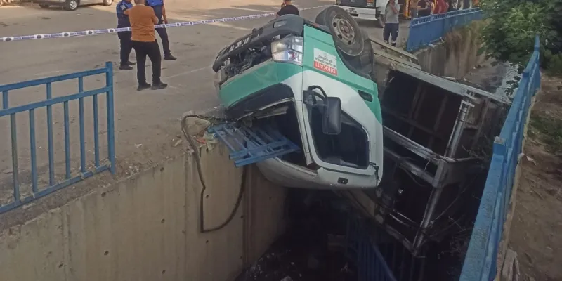 Adana'da Çöp Kamyonu Faciası! Sulama Kanalına Uçtu, Yaralılar Var!