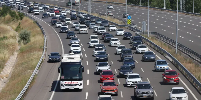 İstanbul'da Bayram Çilesi! Trafik Arapsaçına Döndü