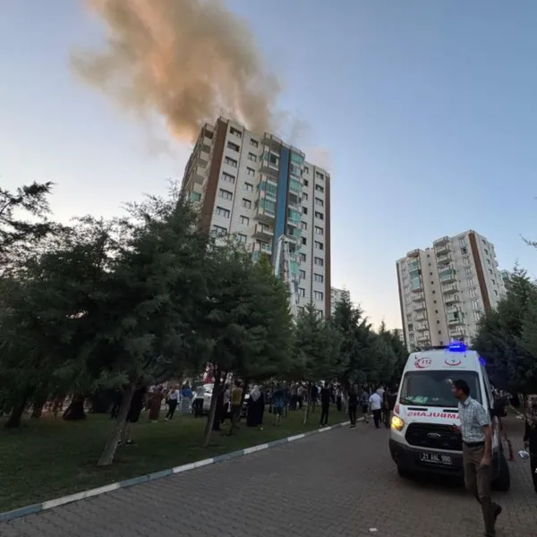 Diyarbakır'da Gökyüzüne Uzanan Alevler! 13 Katlı Binada Yangın!