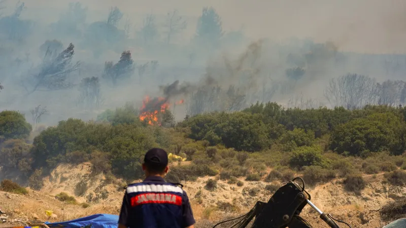 Foça'da orman yangını! Alevler evlere sıçradı