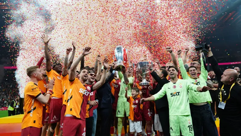 Galatasaray, şampiyonluk kupasını RAMS Park'ta kaldırdı