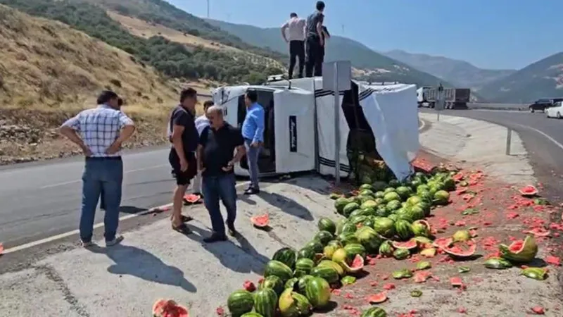 Gaziantep’te virajı alamayan karpuz yüklü kamyonet yan yattı