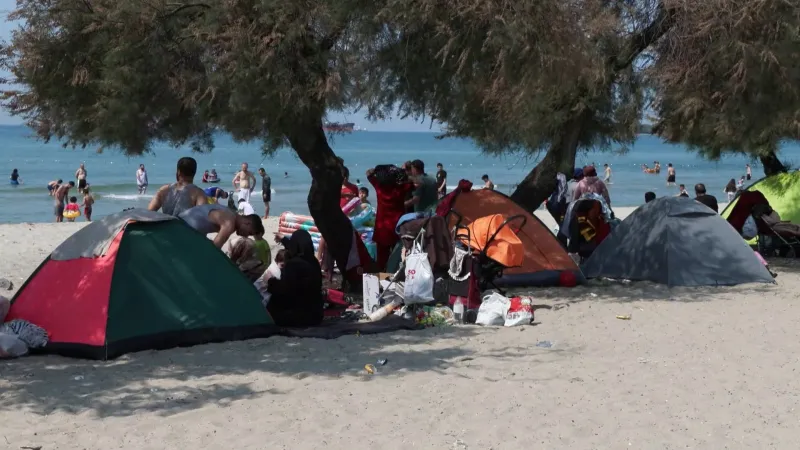 Menekşe Plajı'nda Bayram Coşkusu: Güneş ve Deniz Keyfi!