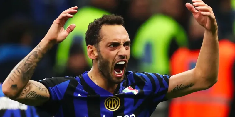 Hakan Çalhanoğlu Galatasaray'a mı? Transfer İddiası Ortalığı Salladı!