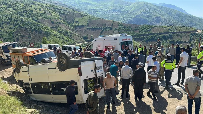 Hakkari'de öğrenci servisinin devrildi: 14 kişi yaralandı