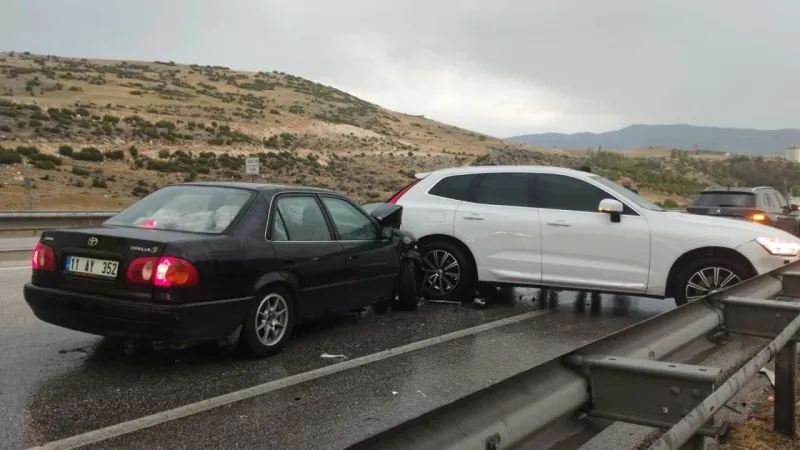 Afyon'da Feci Kaza: İki Araç Çarpıştı! 6 Yaralı Var!