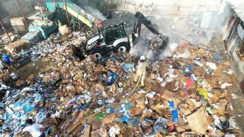 İstanbul Maltepe'de Geri Dönüşüm Tesisinde Korkunç Yangın!