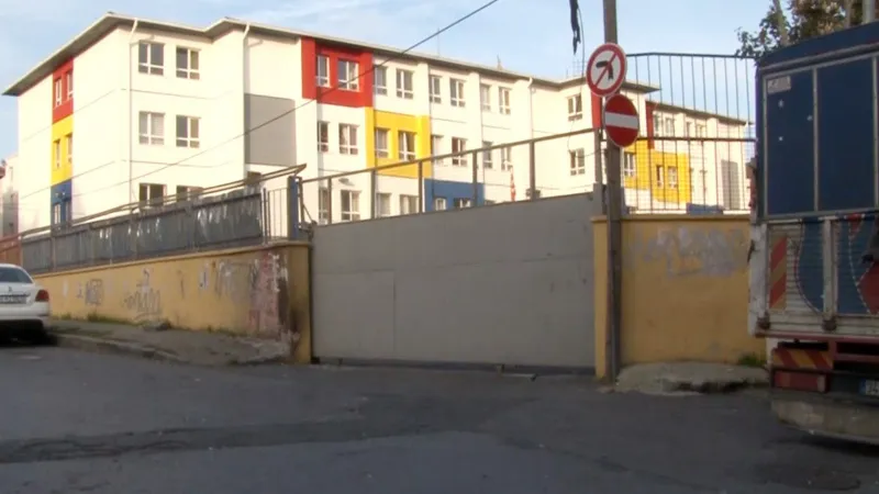İstanbul'da Okulda Facia! Kapı Çocukların Üzerine Düştü!