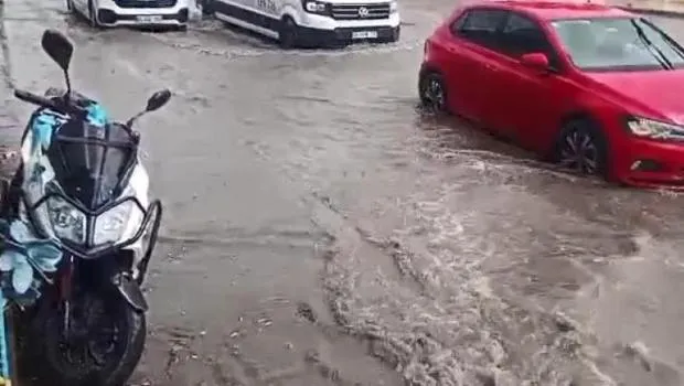 İstanbul'u dolu vurdu! AKOM'dan uyarı geldi