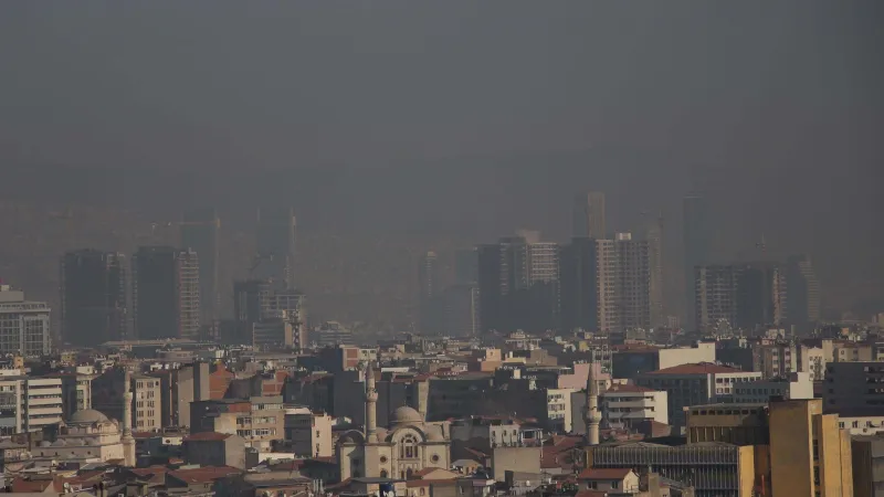 İzmir'de Alarm! Hava Kirliliği Tehlike Sınırında mı? Uzman Uyarıyor