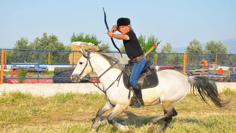 Kaymakam ok atıyor, zihgir ve bıçak ustalığı yapıyor