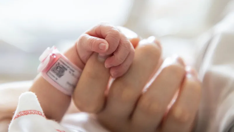 Milyonları ilgilendiren 'doğum izni' düzenlemesi: Fark kaldırılıyor, süre uzatılıyor