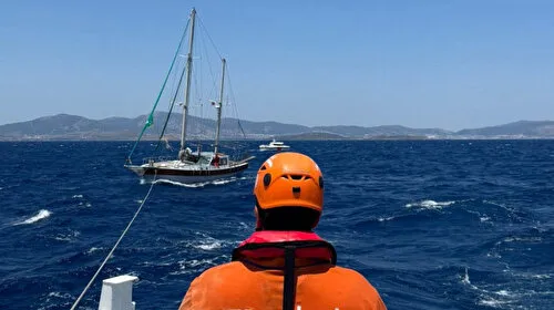 Muğla açıklarında sürüklenen teknedeki iki kişi kurtarıldı