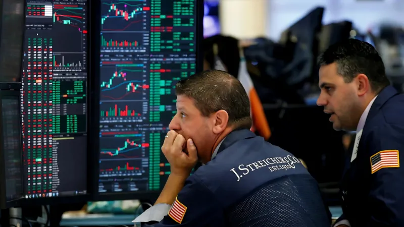 New York borsası, ticaret gerilimiyle haftanın son işlem gününe düşüşle başladı
