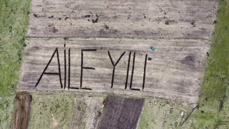 Ardahan'da Traktörle Tarlaya Yazılan Mesaj Şaşırttı! Aile Yılı Sürprizi