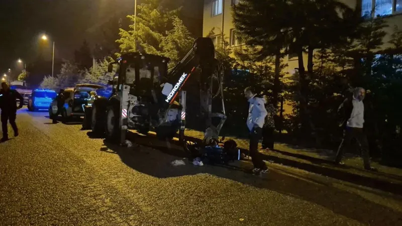 Düzce'de Motosiklet Kabusu! İş Makinesine Çarptı, Yaralılar Var!