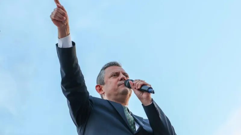 Özgür Özel'den Van'da Kardeşlik Çağrısı: Kürt-Türk Kardeşliği Gelecek!
