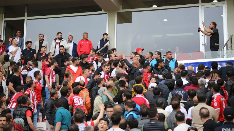 Sivasspor'da Şok! Taraftar "Yönetim İstifa" Diye Ayağa Kalktı!