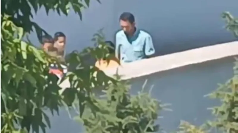 Öğretmen Şoku! 9 Yaşındaki Öğrenciye Tokat Kamerada!