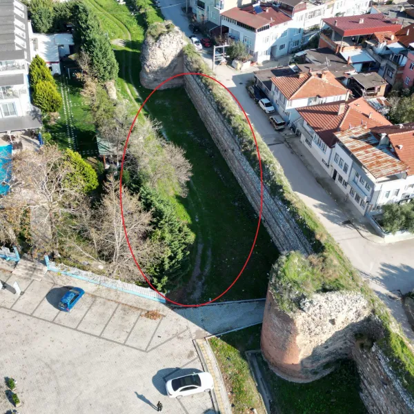 Papa'nın ziyaretinden 1 gün sonra arsasını satışa çıkardı