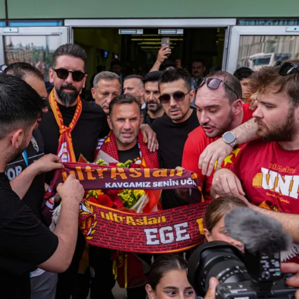Şampiyon Galatasaray İzmir'de! Taraftar Coşkusu Tavan Yaptı!