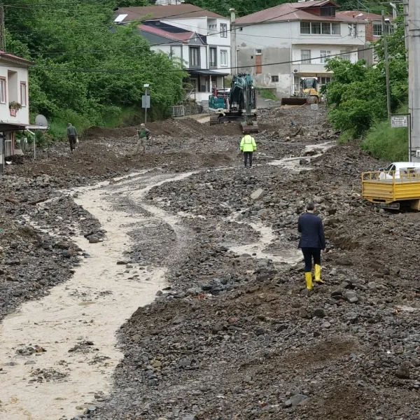 Trabzon'da Sel Felaketi! Kayıp Var, Araçlar Sular Altında!