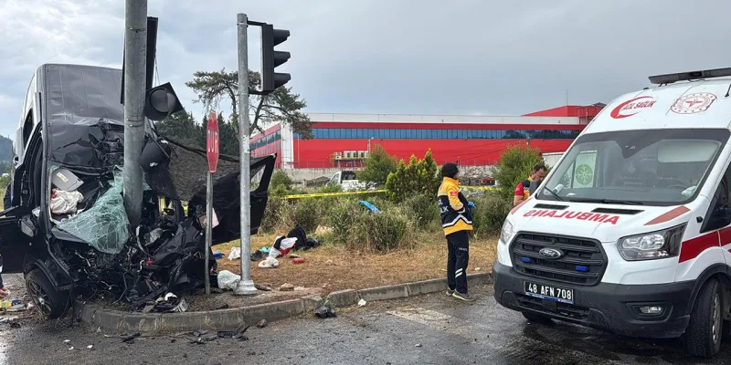 Muğla'da Feci Kaza! Sinyalizasyon Direği Faciası Kamerada!