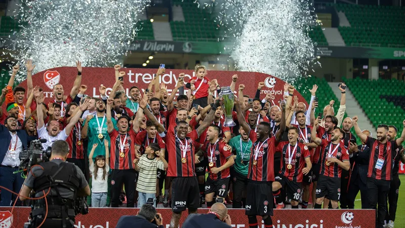 Süper Lig'e yükselen Fatih Karagümrük kupasına kavuştu