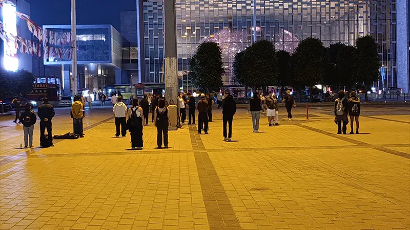 Taksim'de "Duran Adam" eylemi yapan 21 kişi gözaltında; suçlama 2911'e muhalefet: "Taksim, Valiliğin yasakladığı alan"