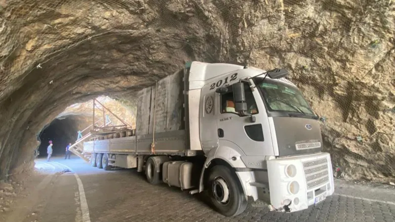 Tarihi Taş Yolu'nda Tır Kabusu! Tünel Neden Kapandı?
