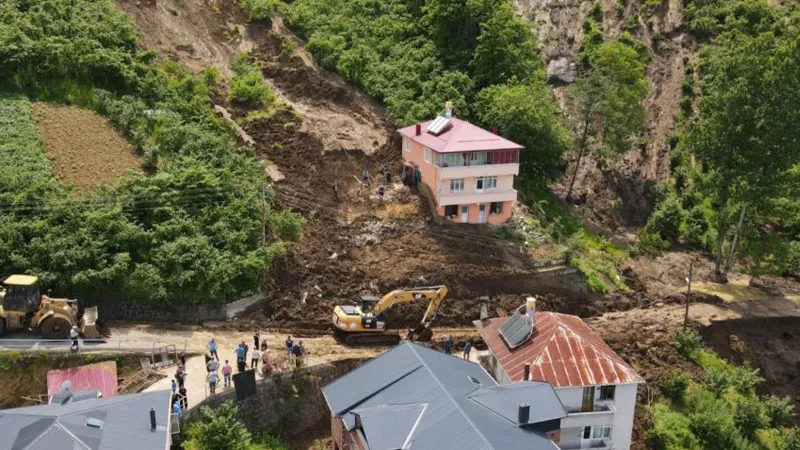 Trabzon'da Heyelan Kabusu! 5 Ev İçin Büyük Tehlike Çanları