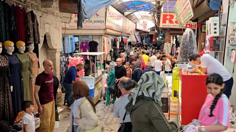 Yıkılıp yeniden yapılacak tarihi Uzun Çarşı'da bayram alışverişi